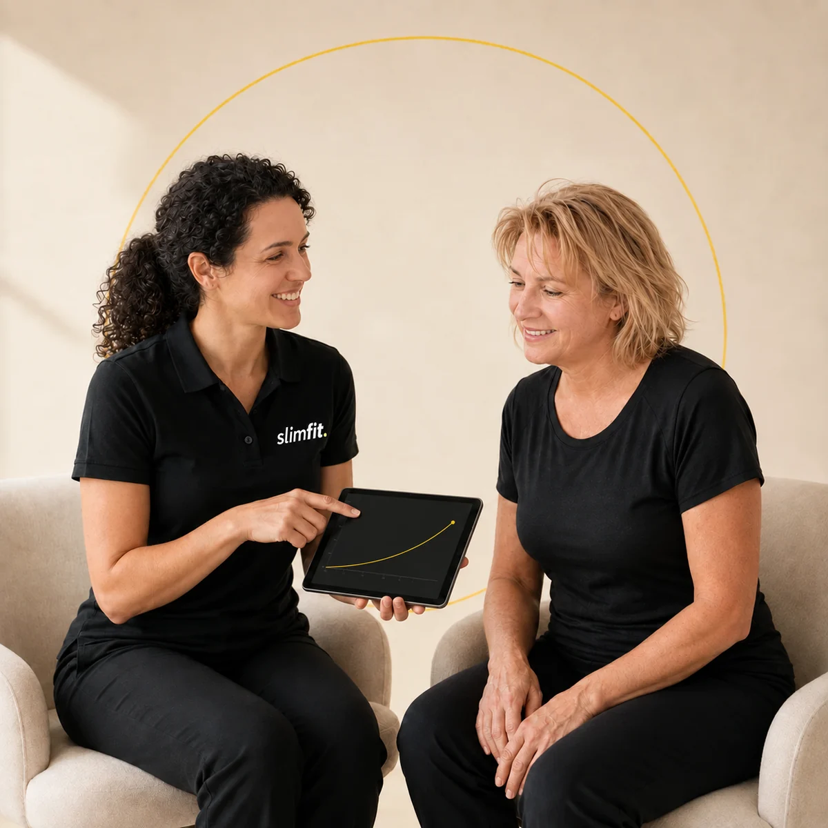 Un bilan SLIMFIT : une experte montre ses progrès à une adhérente sur tablette