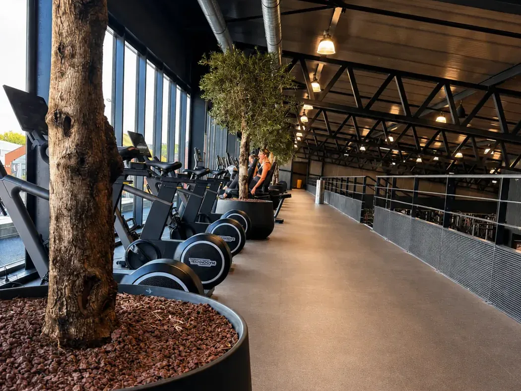 Les vélos d'échauffement le long des baies vitrées, SLIMFIT Sochaux