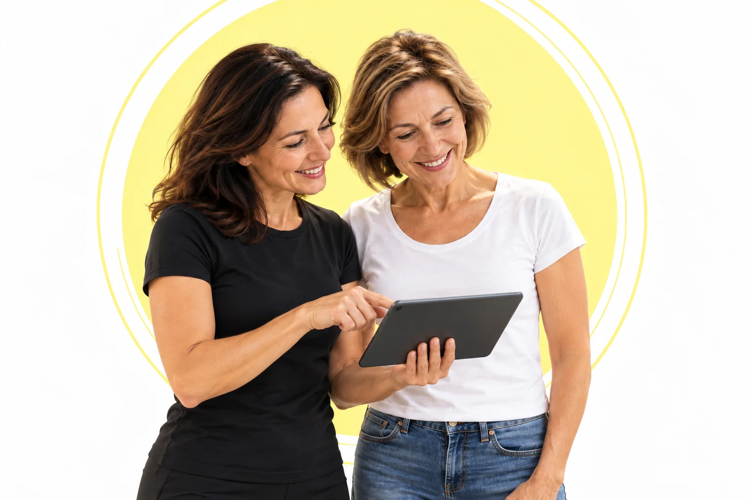 Une coach SLIMFIT montre ses progrès à une adhérente sur une tablette, toutes deux souriantes