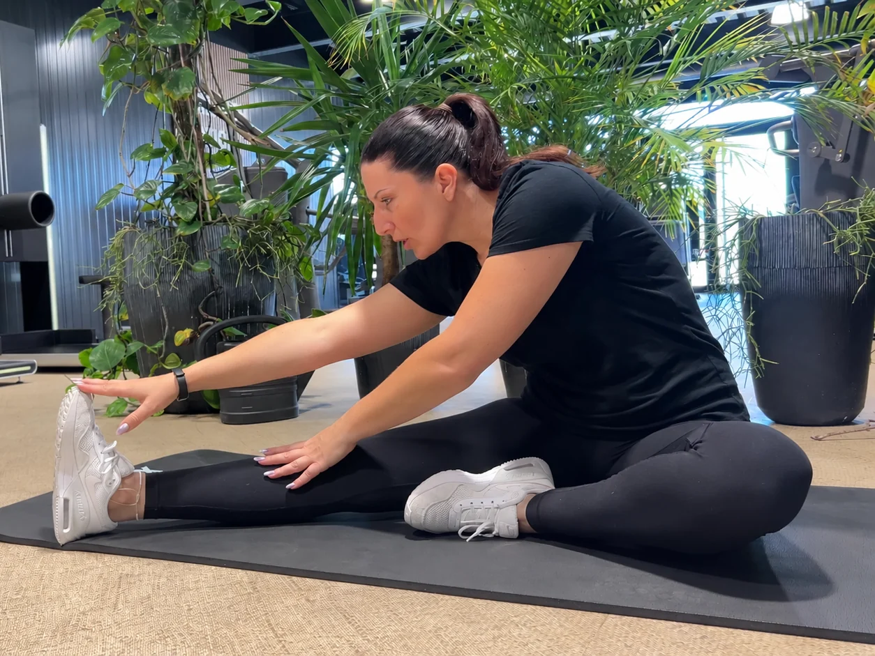 La coach s'étire sur le tapis